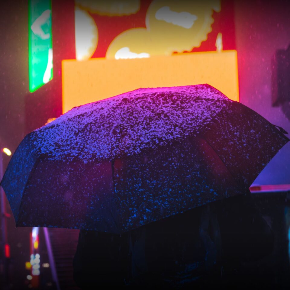 NFT Royalties representado por un paraguas empapado de lluvia